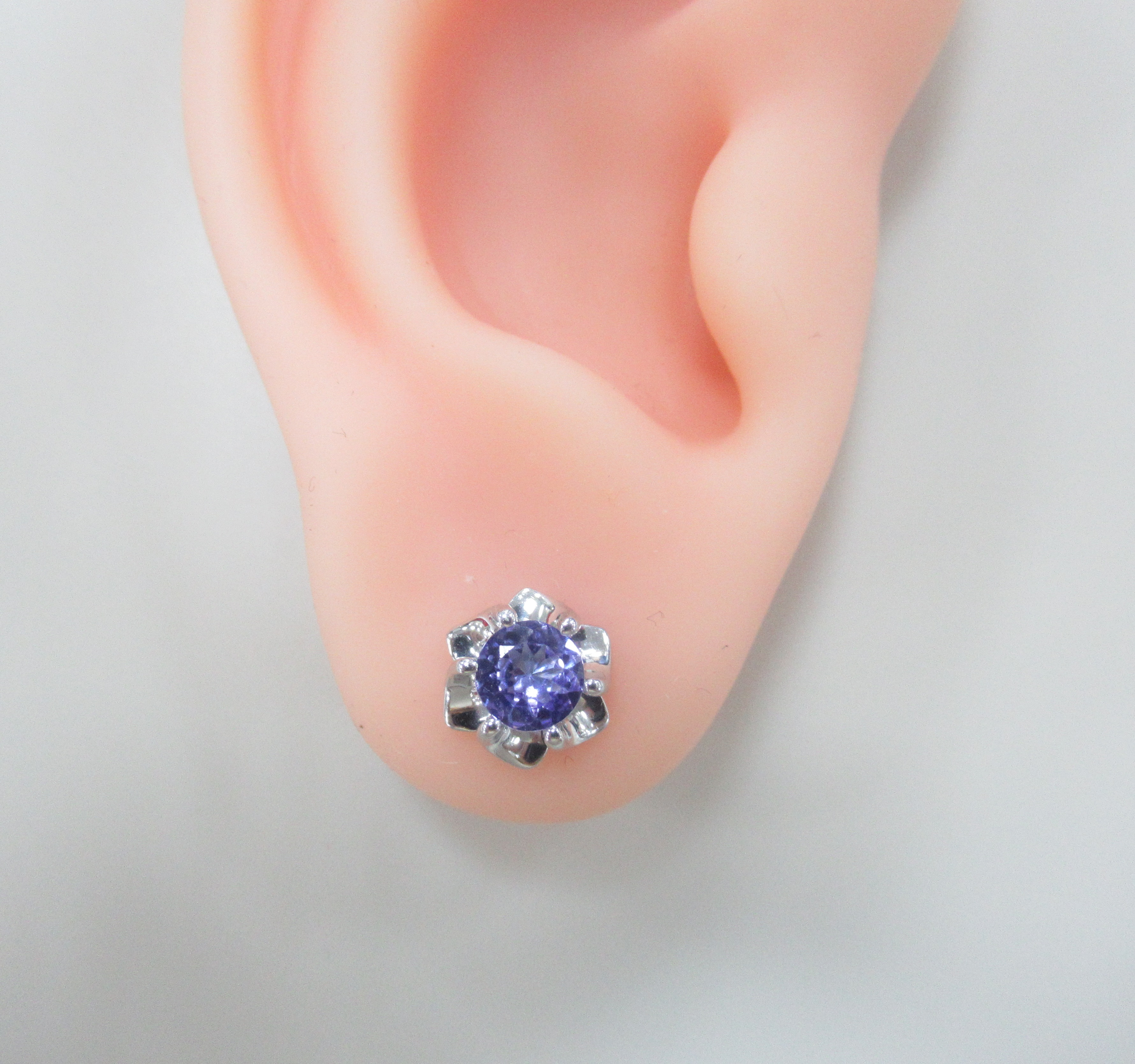 Серебряные серьги-пусеты с танзанитами "Цветы"